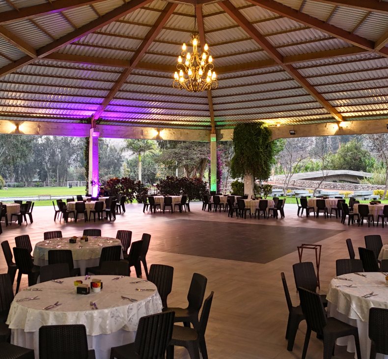 Salón con mesas montado para un grupo escolar en Kankay Resort
