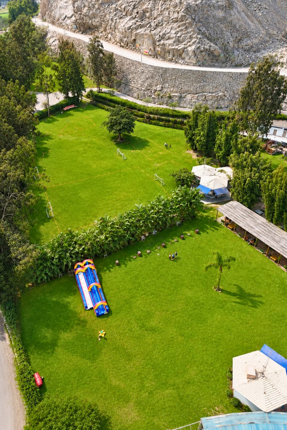 Áreas verdes y campos deportivos de Kankay Resort vistos desde arriba