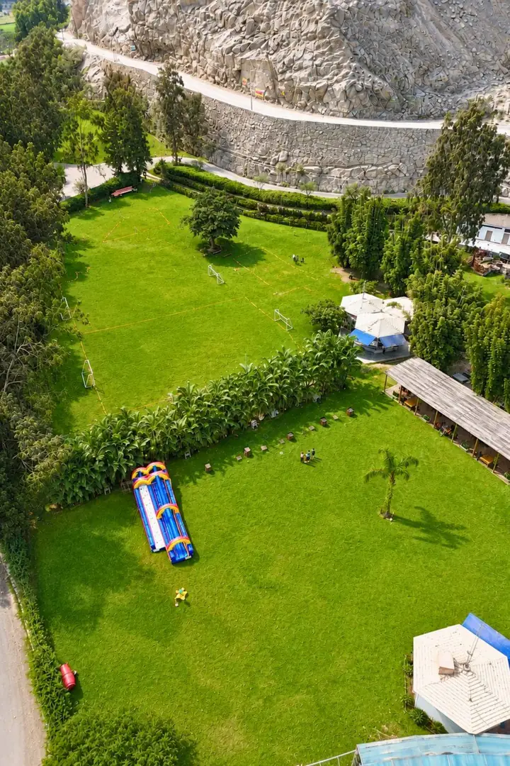 Áreas verdes y campos deportivos de Kankay Resort vistos desde arriba