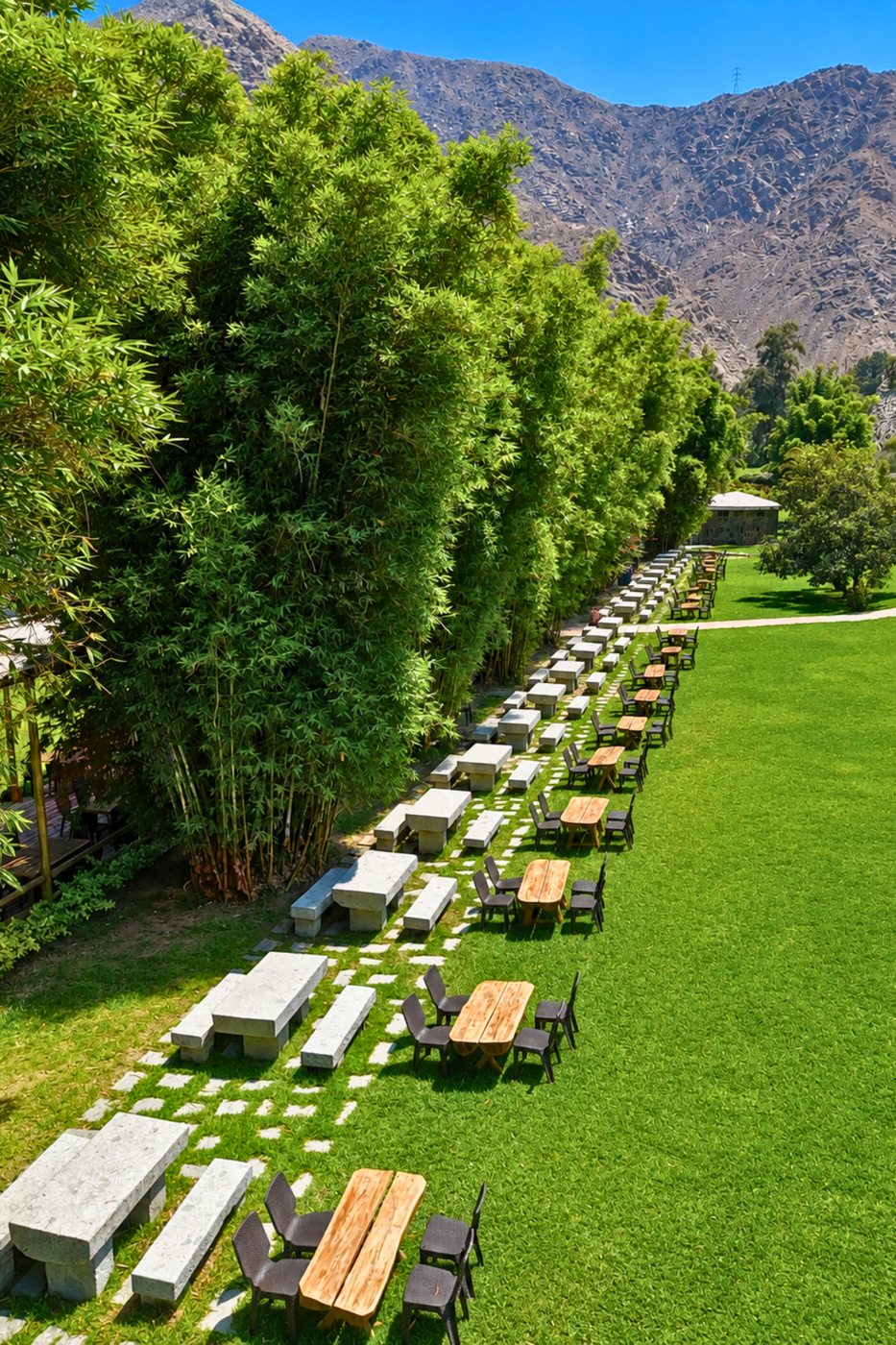 Mesas del restaurante autoservicio entre los bambúes de Kankay Resort
