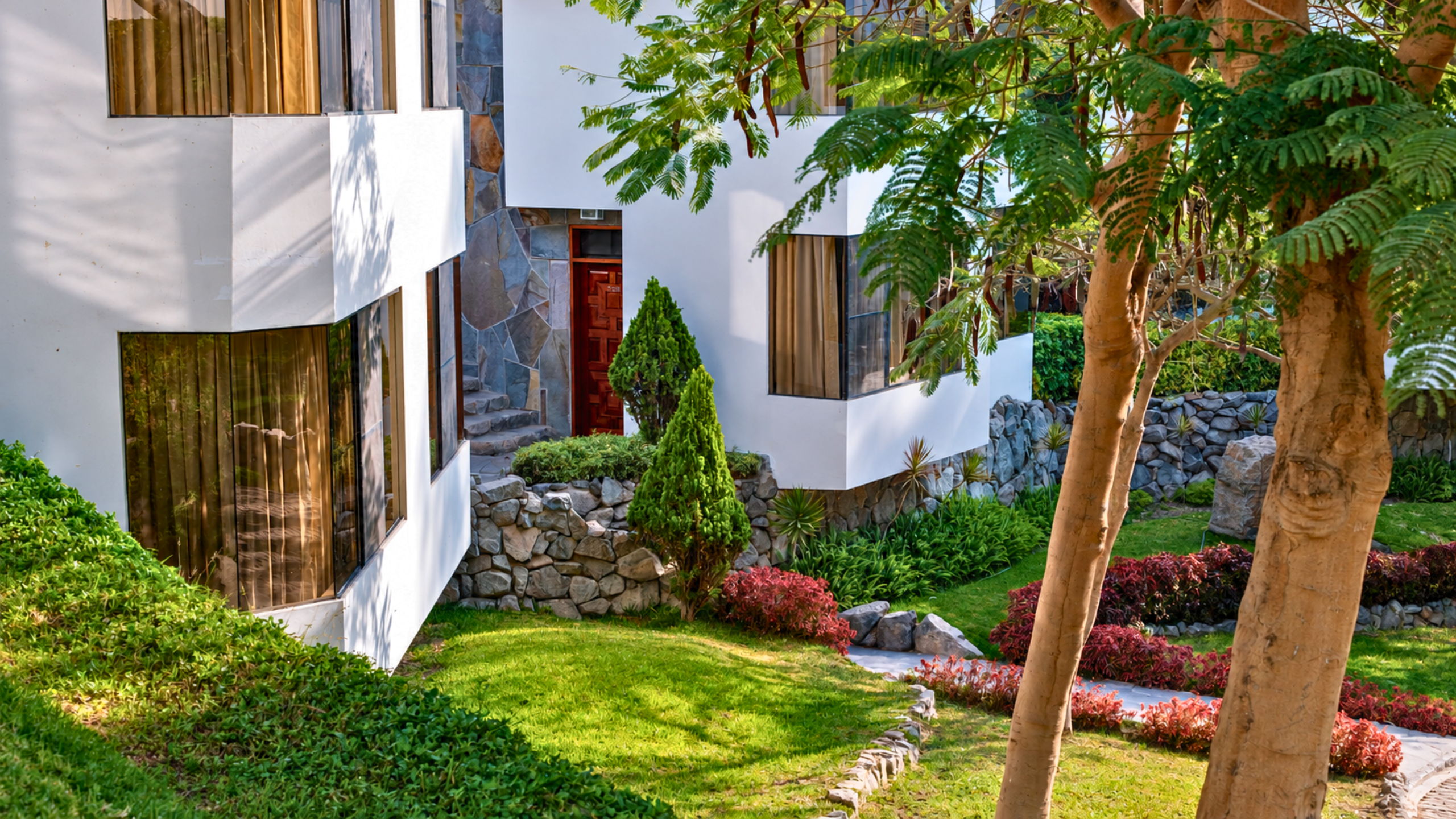 Casitas de Kankay Resort entre jardines y muros de piedra