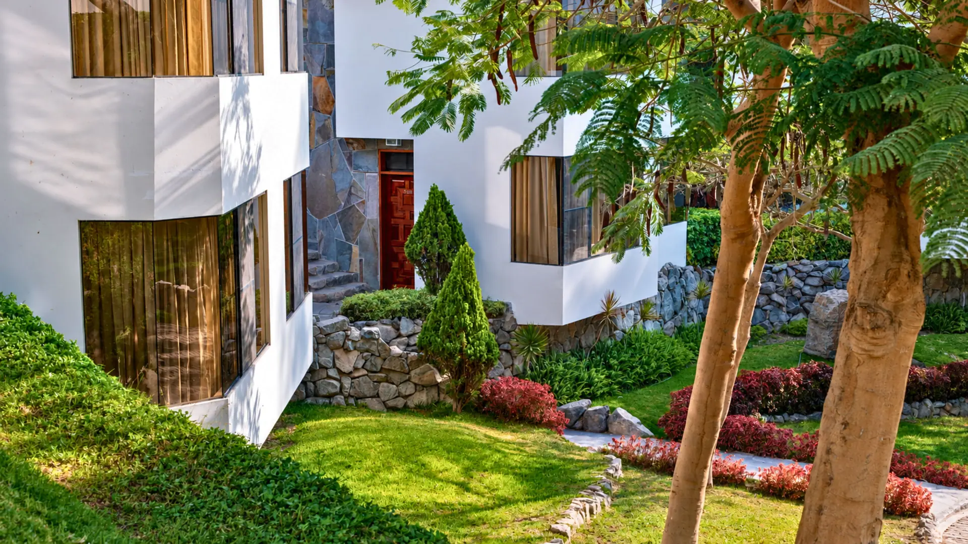 Casitas de Kankay Resort entre jardines y muros de piedra