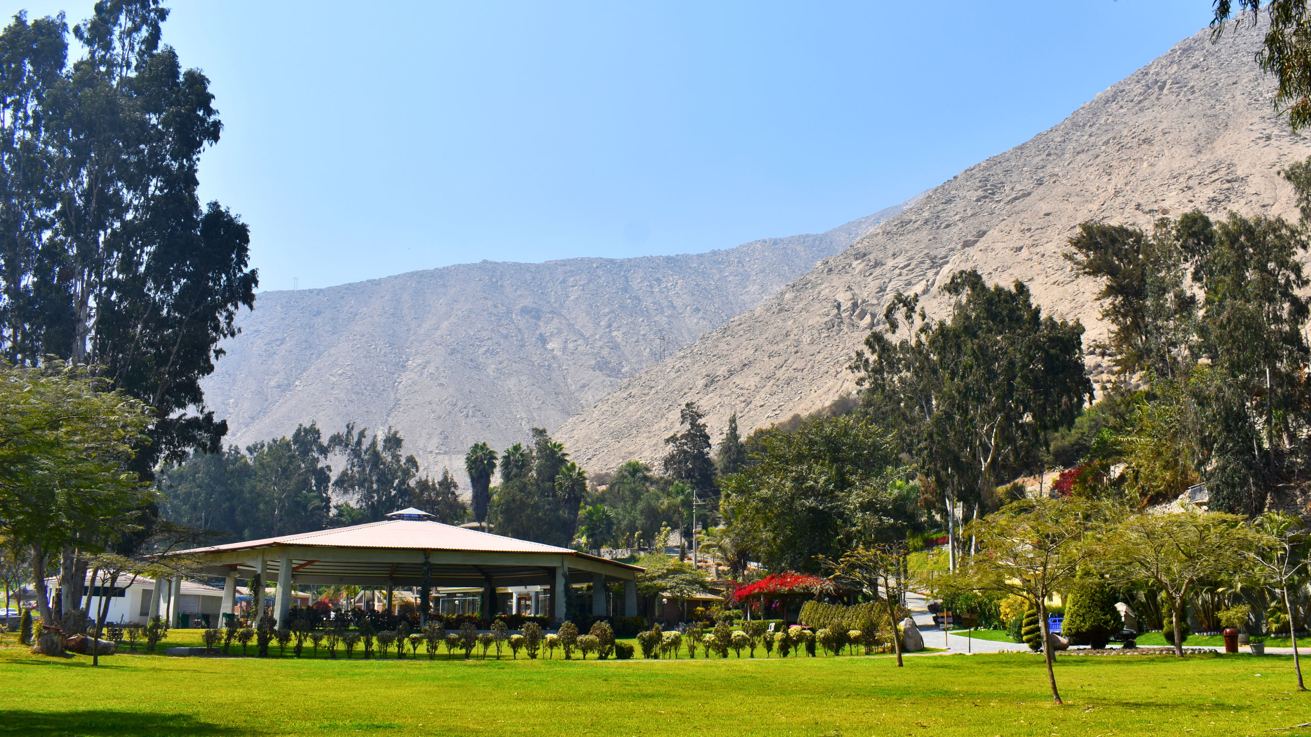 Áreas verdes de Kankay Resort con las montañas de Cieneguilla al fondo