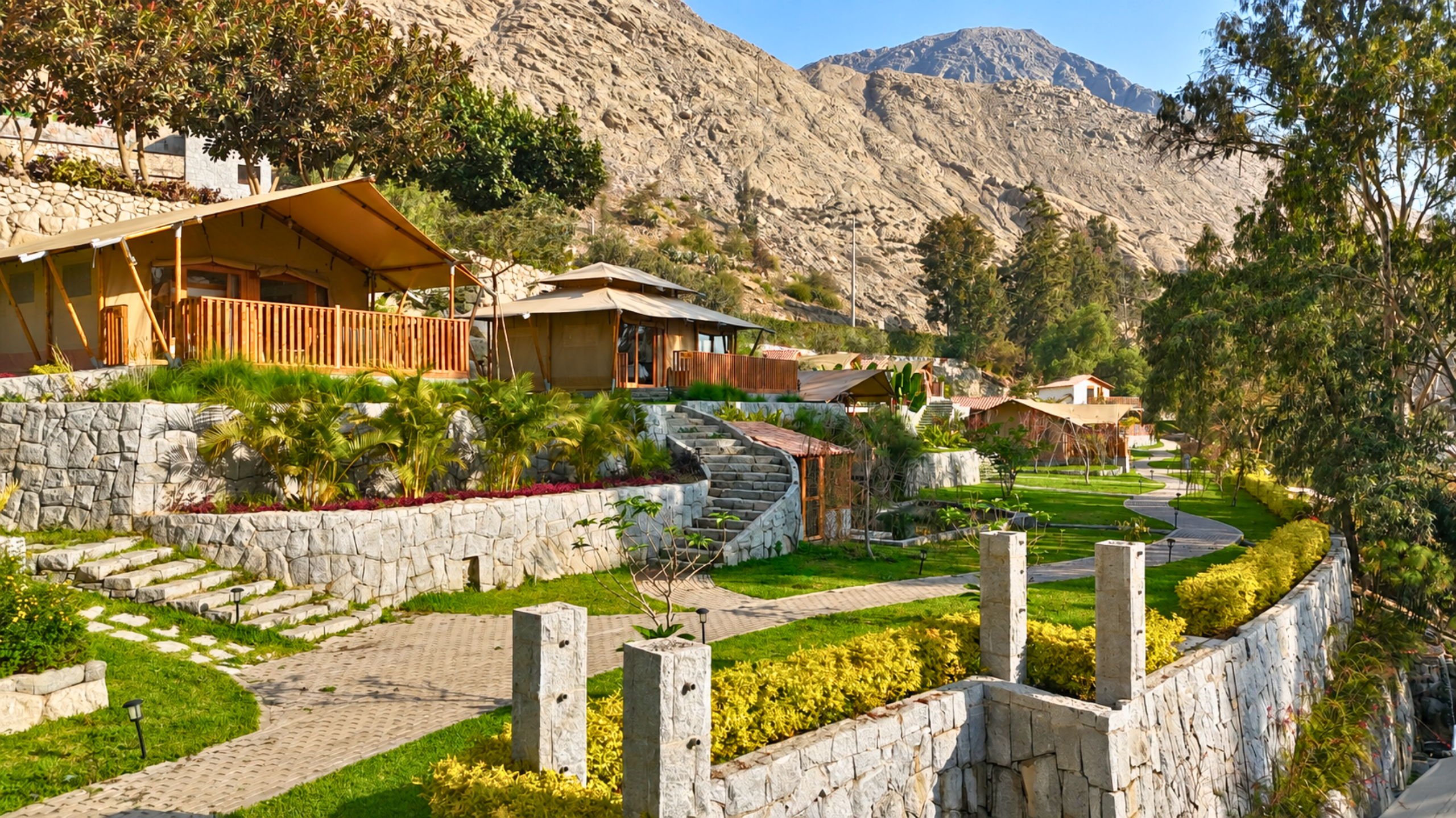 Glamping de Kankay Resort en terrazas de piedra frente al cerro
