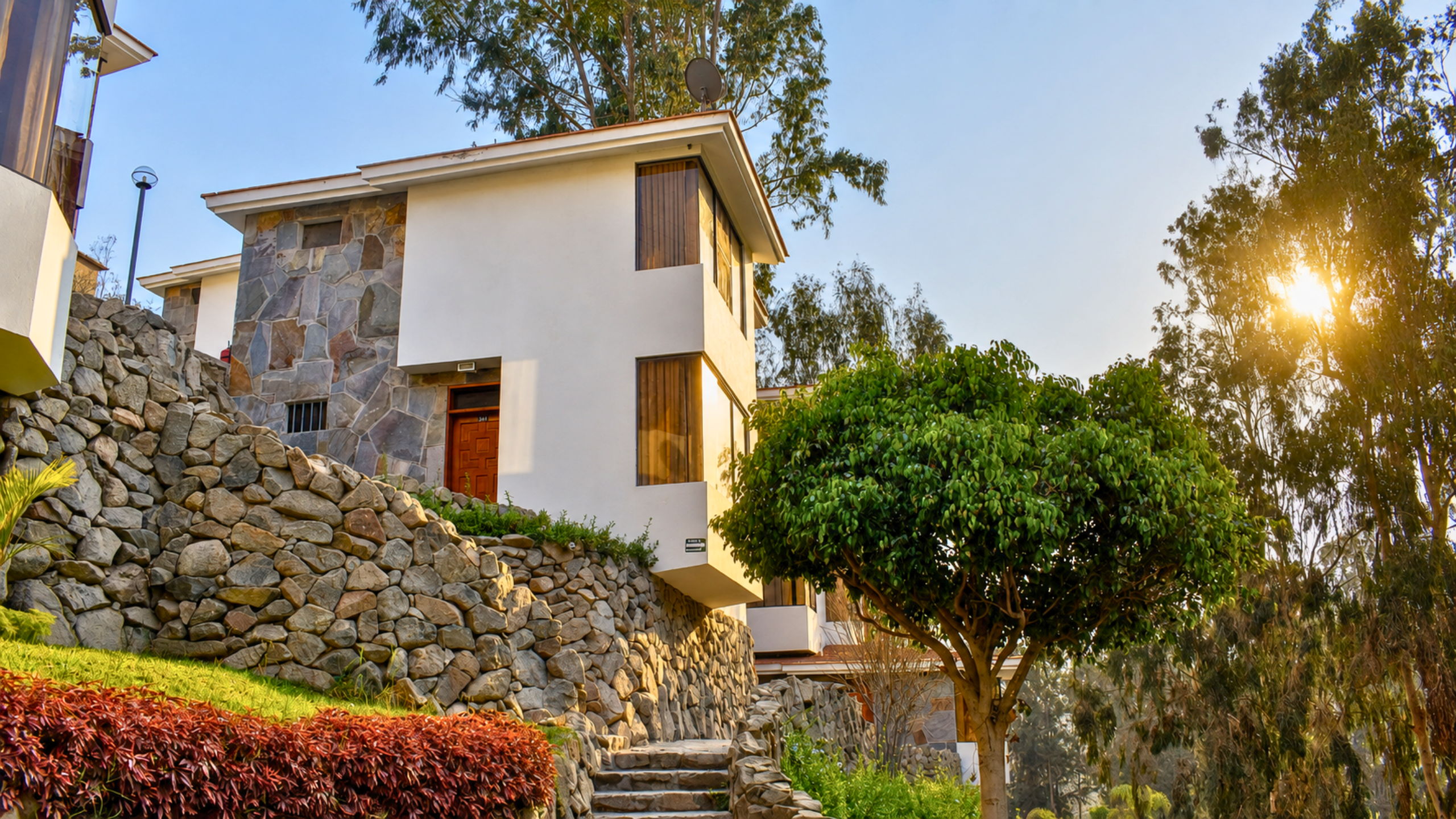 Casita de Kankay Resort sobre muros de piedra al atardecer