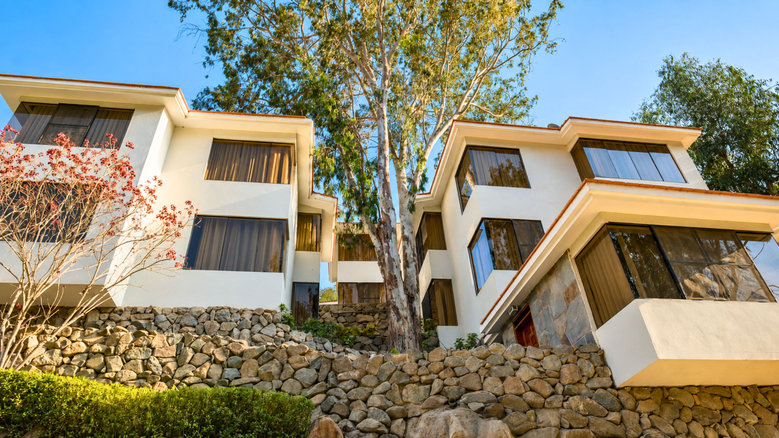 Bungalows de Kankay Resort entre árboles y jardines