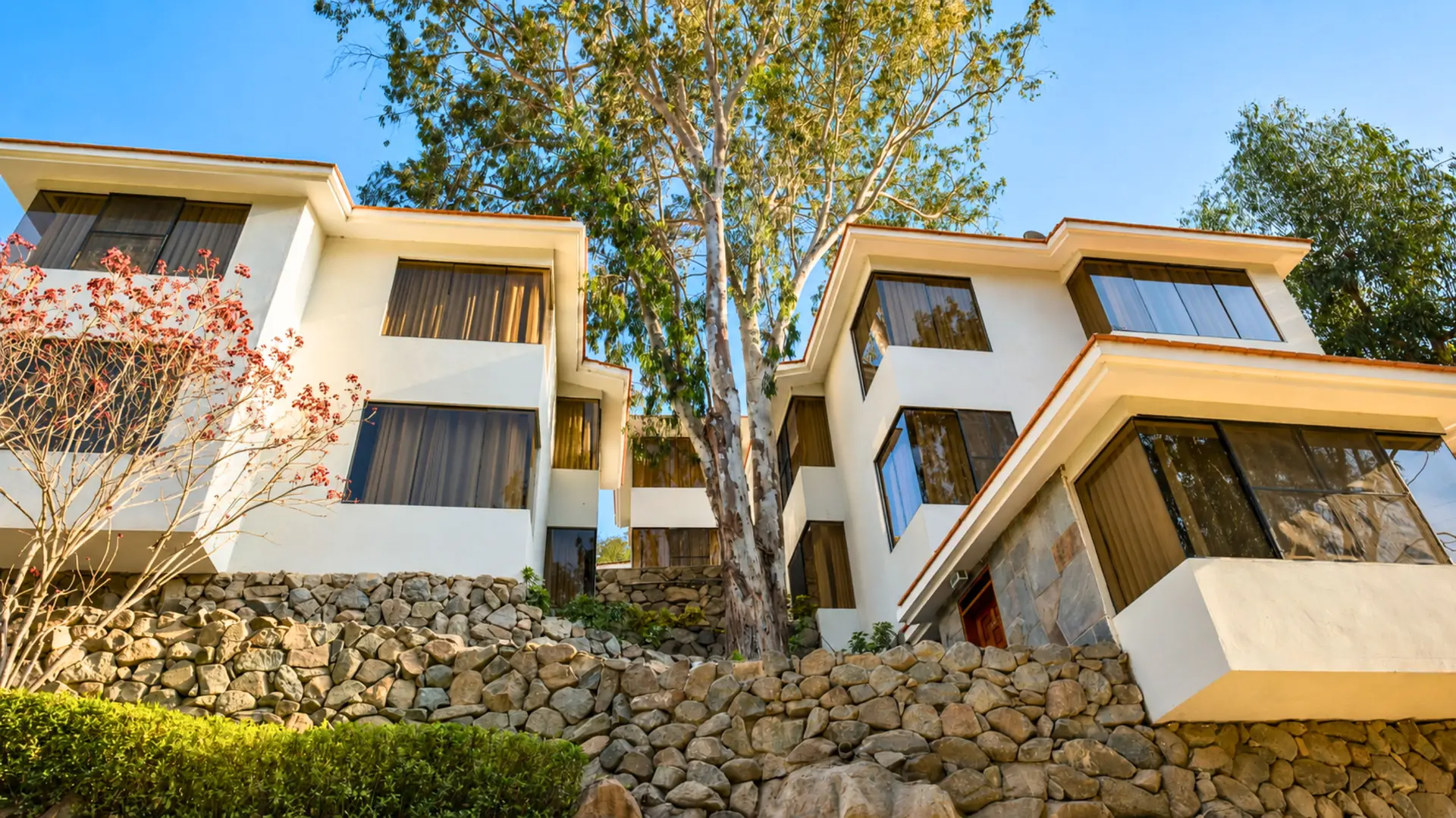 Bungalows de Kankay Resort entre árboles y jardines