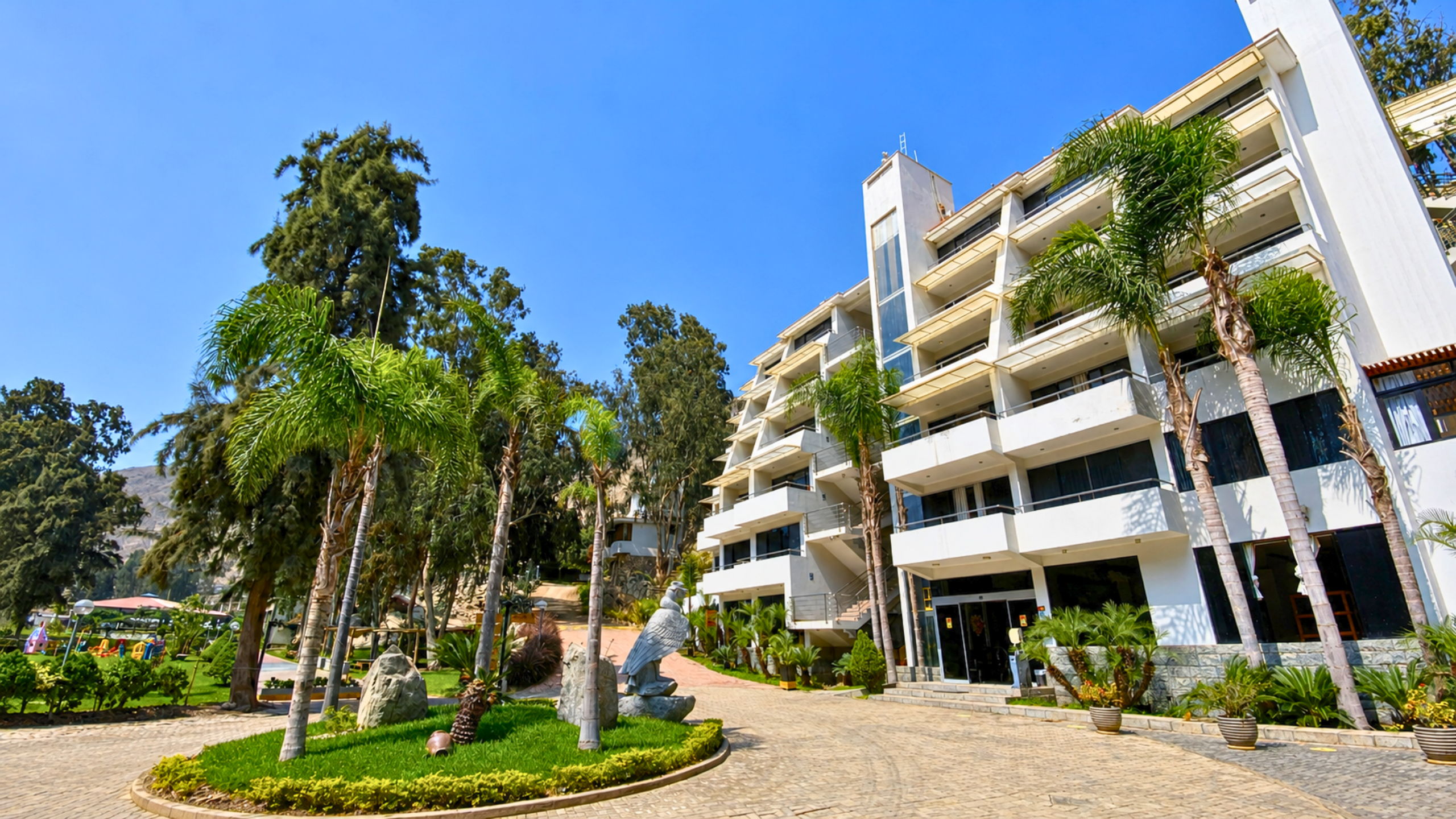 Edificio del hotel de Kankay Resort rodeado de palmeras