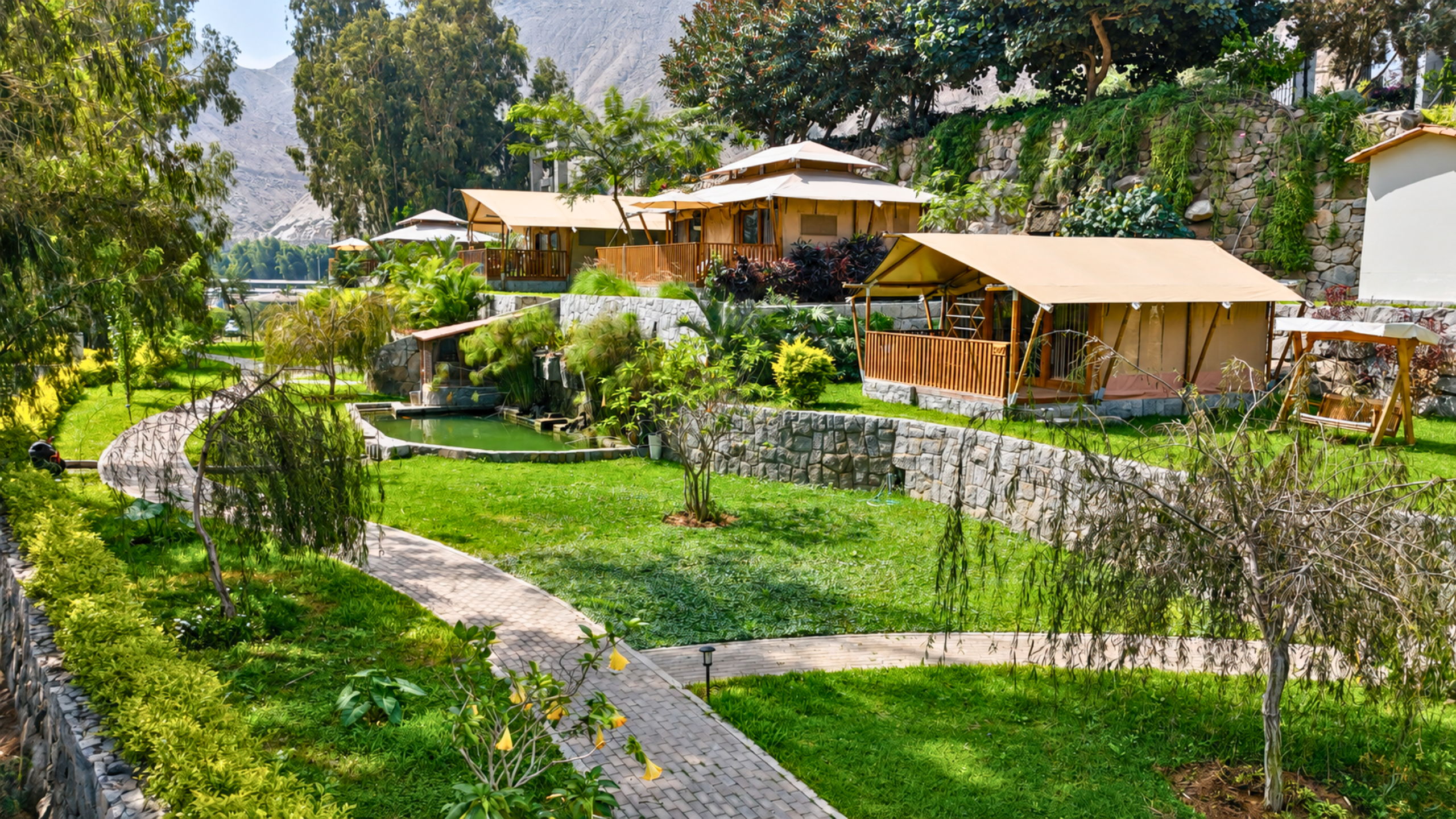 Glamping de Kankay Resort junto a la laguna y los jardines