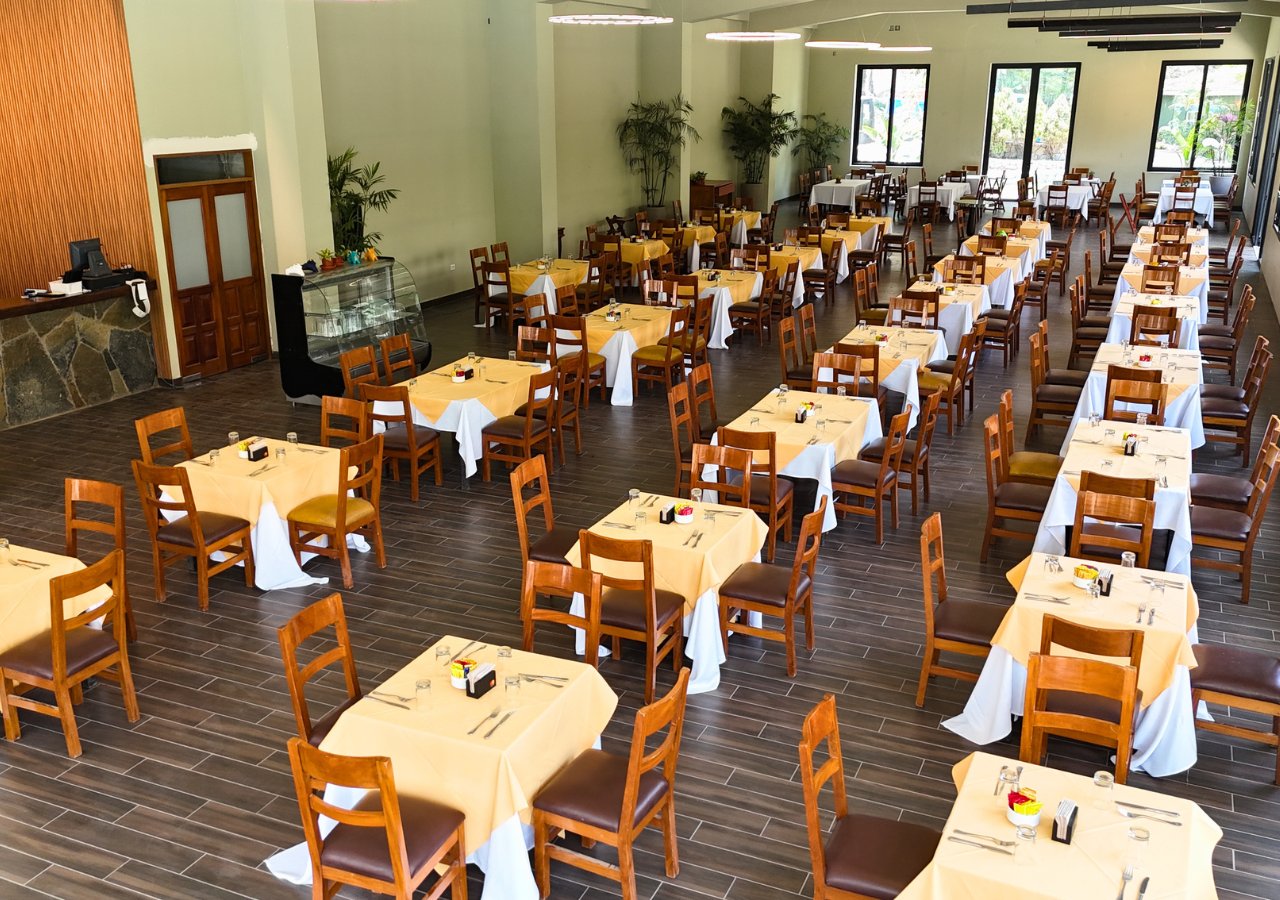 Comedor del restaurante Salón Mercedes en Kankay Resort